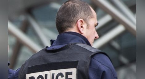 Въоръжени взеха заложници в магазин край Париж