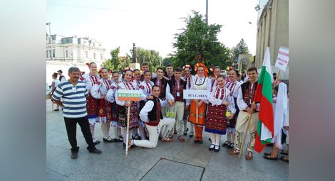 С дефиле на български народни носии  „Зора“ впечатли румънски фестивал
