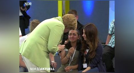 Разплаканото от Меркел дете може да остане в Германия