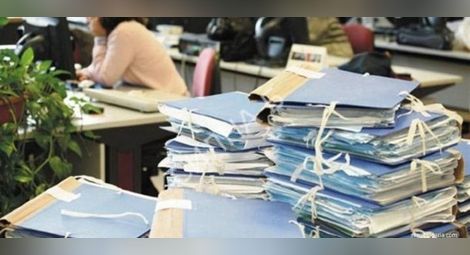 Населението се топи, администрацията расте
