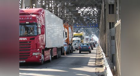 Ремонтът на Дунав мост удължава преминаването с близо час