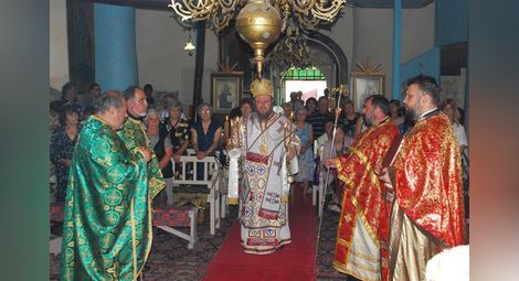 Дядо Наум отслужи литургия в прослава на свети Илия в Ново село
