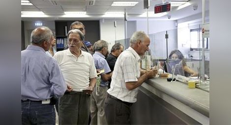 Вдигнаха ДДС в Гърция, кръчмите поскъпнаха