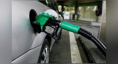 По-ниските цени на петрола не означават по-евтин бензин за европейците