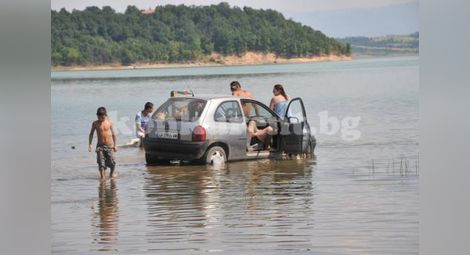 Спасение от жегите! Нагазиха с колите в Дунава