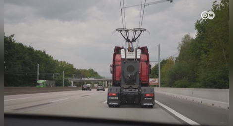 Камиони, захранвани на ток, се движат по магистрала в Германия