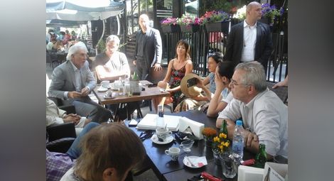 Съдебната реформа събра Местан и протестиращи "на кафе"