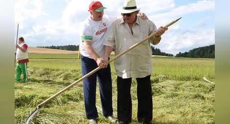 Лукашенко учи Депардийо да коси трева и го пои с домашна водка /галерия/