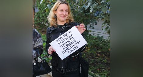 Приятелката на Радан Кънев брани уличните кучета на София