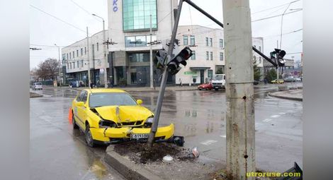 Пречупеният в катастрофа светофар на „Липник“ чака да стегне бетонът