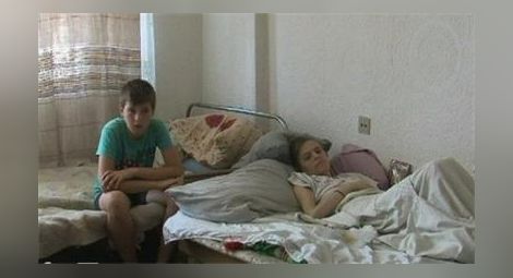13-годишно дете се грижи за болната си майка, търсят помощ за лечението й