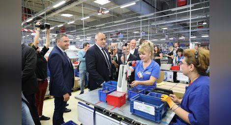 Премиерът Борисов разгледа новия завод на „ВИТТЕ Аутомотив“ в Русе заедно с висшия мениджмънт на компанията и кмета Пламен Стоилов.                                                           Снимка: „Утро“