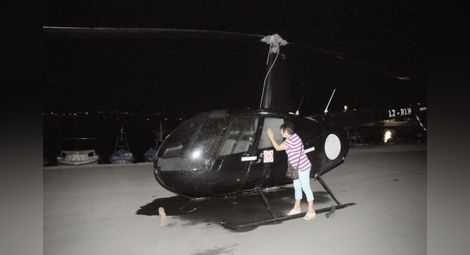 Летовници се щракат за спомен с "удавения" хеликоптер