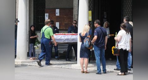 Погребаха оператора Григор Кумитски, загинал докато спасява давещо се момиче 