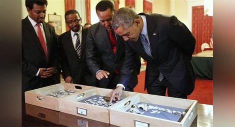 Обама разгледа скелета на майката на човечеството - Люси