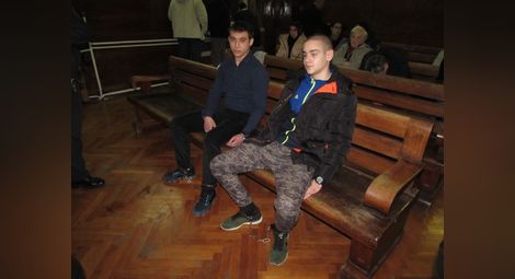 Деян Цветанов /на преден план/ се надява на по-ниско наказание, Николай Василев приема присъдата си и не я обжалва.  Снимка: Архив