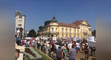 КРИБ: 10 000 протестират срещу скъпия ток!