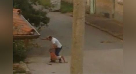 Разярен мъж преби дете, брало сливи от улично дърво