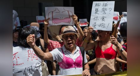 Мъже по сутиени на протест в Хонконг