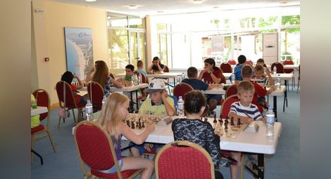 Шахматисти от пет държави се включиха в детския турнир в Албена