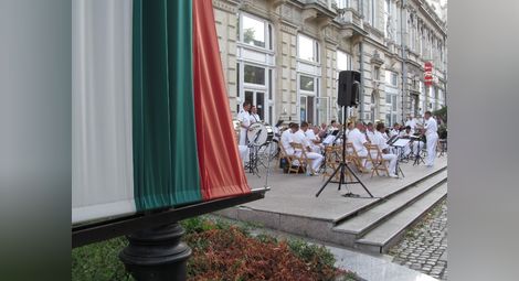 Флотският оркестър се разходи от Дунавското до „Велик е нашият войник“