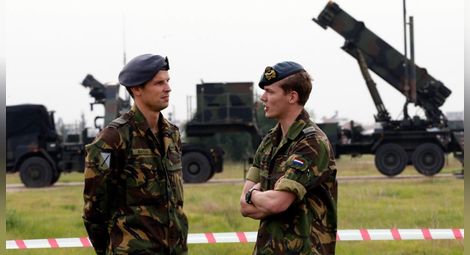 Холандски войници викат бум-бум-бум при учения, нямат патрони