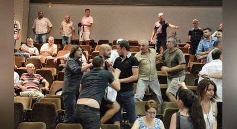 Арена на сблъсъци:Нов екшън в община "Варна" в момента! Полиция нахлу в зала "Пленарна"