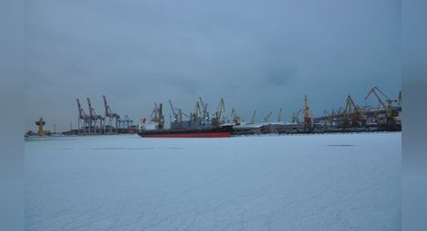 Черно море замръзна край Одеса /видео/