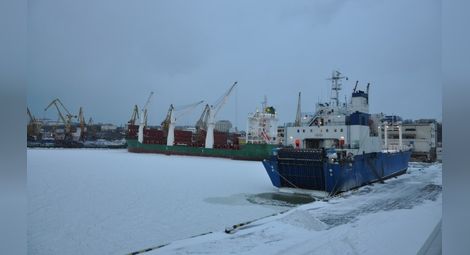 Черно море замръзна край Одеса /видео/