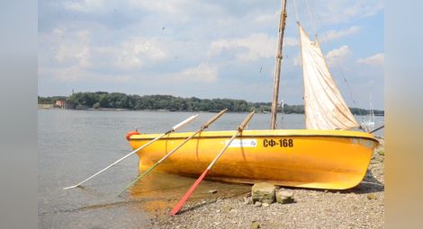 Ветроходна лодка от 1968 година  вдъхва кураж на незрящи българи