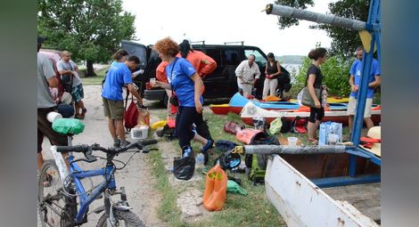 19 доброволци чистят  островите Алеко и Мишка