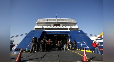Гръцки ферибот докара 2500 имигранти в пристанището на Пирея