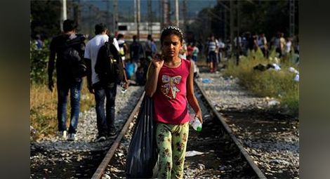 Разпръскват бежанци със сълзотворен газ в Македония