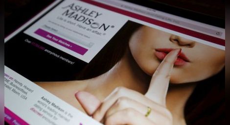 Хакерите, пробили сайта за неверни съпруги, публикували кода