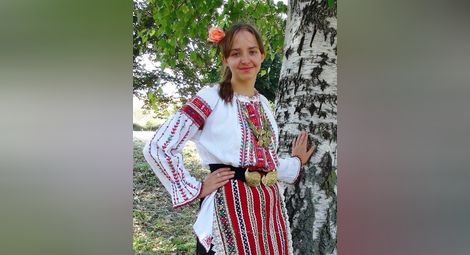 Моника от Дубай със сандровска носия представи Варна в Копривщица