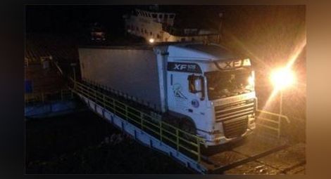 Камион закъса на ферибота в Свищов, едва не падна в Дунав