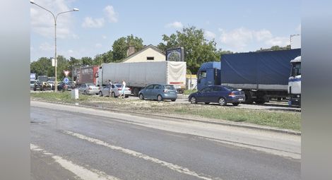 Три дни опашки пред Дунав мост заради ремонта от румънска страна