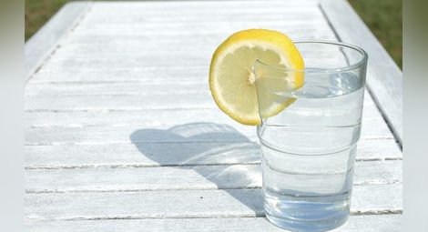 Пиенето на топла вода с лимон може да е опасно за зъбите