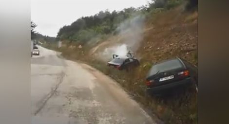 Нелепа катастрофа край Бяла, два автомобила излетяха от пътя /видео/