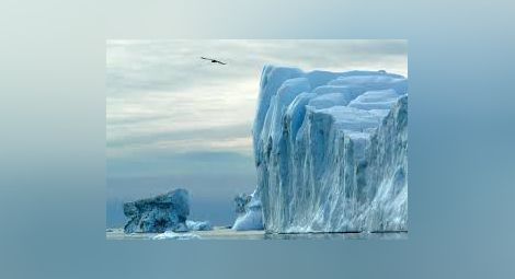 Исполинско парче се откъсна от ледника Якобсхавн в Гренландия