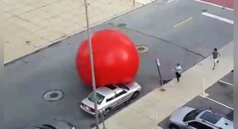 Изпуснаха гигантска червена топка на оживена улица /видео/