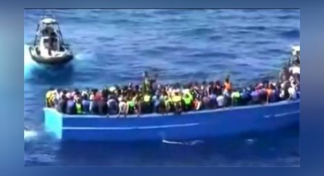 51 мигранти загинаха в лодка в Средиземно море, 430 души били натъпкани вътре