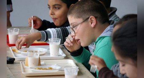 Децата ядат вредни храни в училище, трябват правила