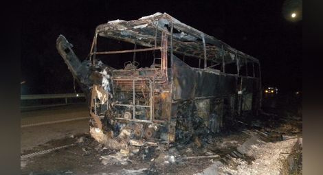 Автобус от морето към Русе изгоря по средата на пътя