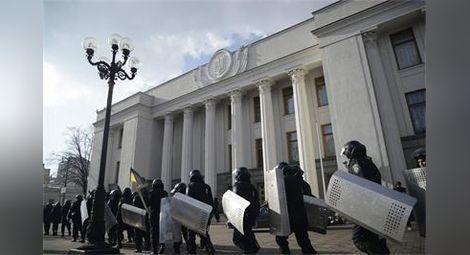 Експлозия до украинския парламент, има ранени