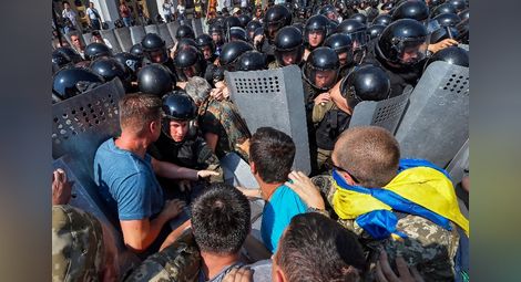 90 ранени пред парламента в Киев