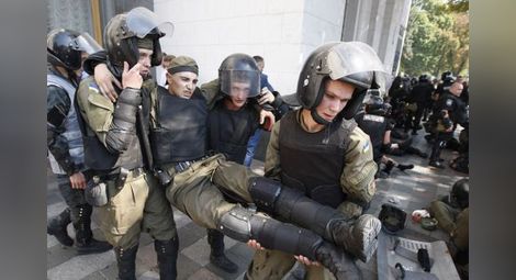 Втори полицай почина след безредиците в Киев