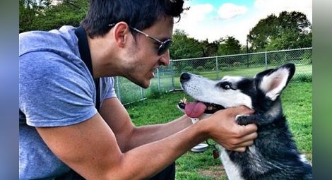 Привлекателен лекар и кучето му стават хит в мрежата