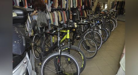 Смела продавачка задържа крадец на скъп велосипед