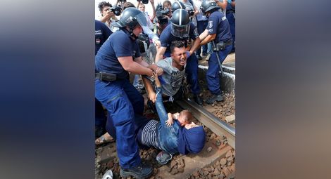 Как унгарската полиция спря влак за Австрия, за да свали бежанците /галерия/